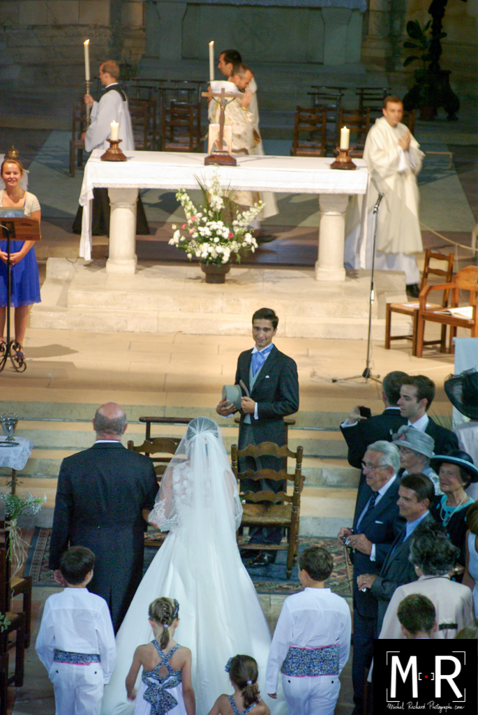 le marié à l'église voit la mariée entrer aux bras de son père. début de la cérémonie de la messe de mariage.