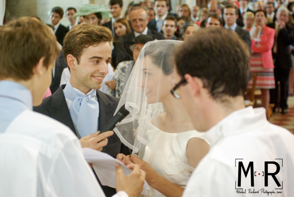 Le marié et la mariée se disent oui pendant l'échange des consentement à l'église pour la cérémonie du mariage