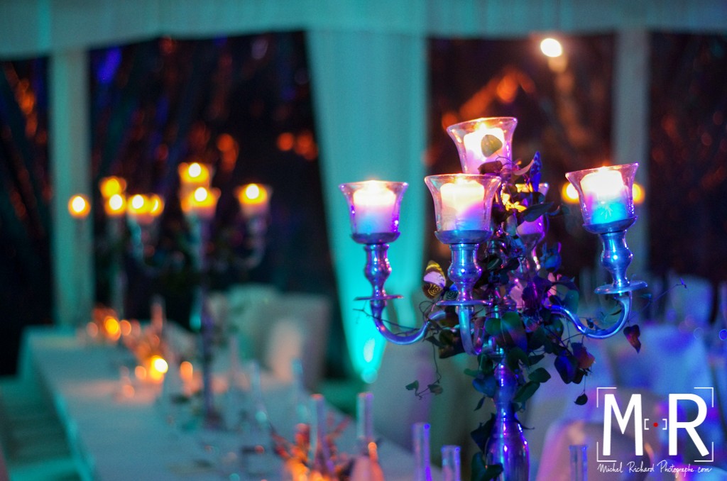 le bougeoir candélabre décore la table du mariage