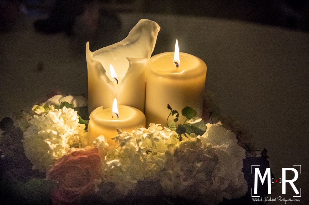 bougie et décoration florale sur la table de mariage