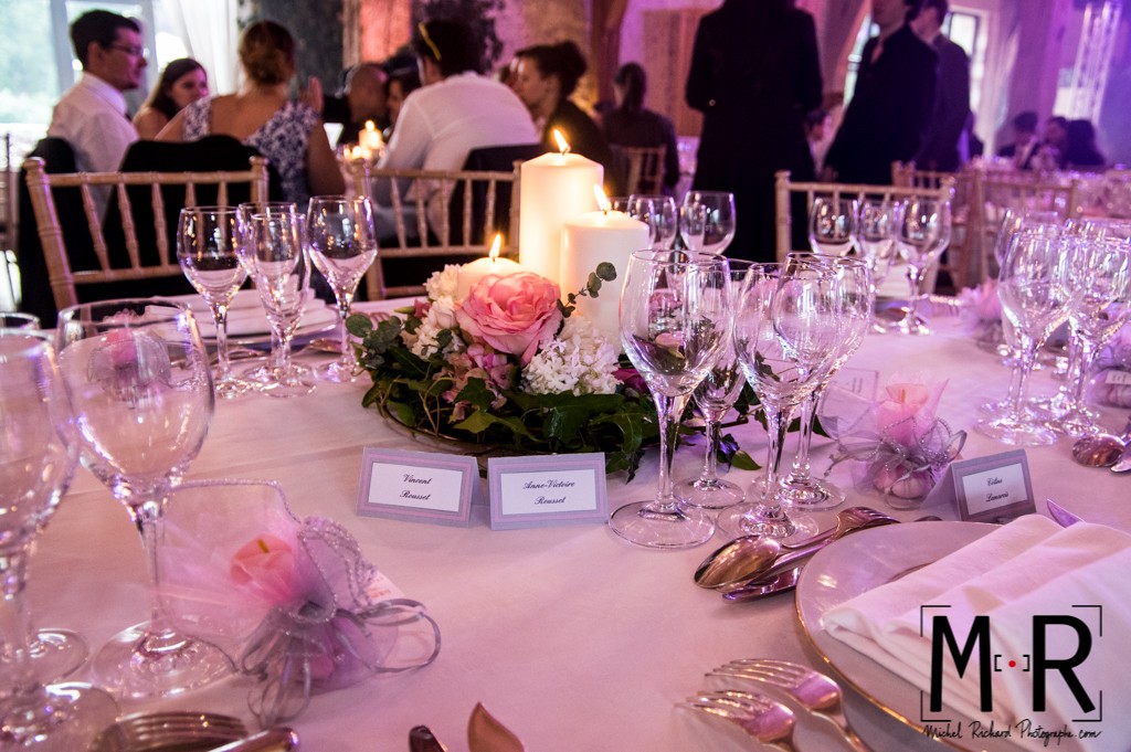 bougies et décoration florale sur la table de mariage