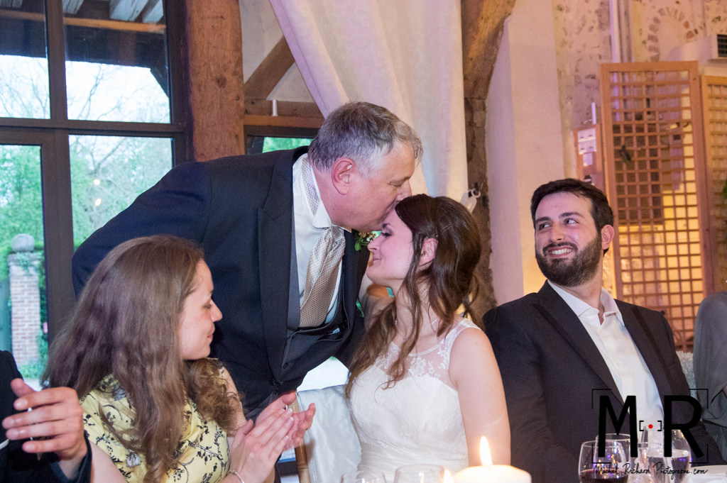 le père de la mariée embrasse sa fille après le discours