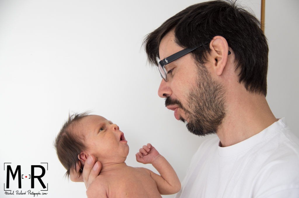 bébé et papa se parlent. le nouveau-né imite son père.