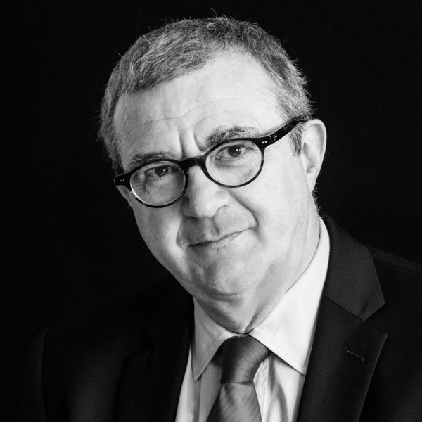Portrait photo professionnel de secrétaire général, directeur financier, en noir et blanc