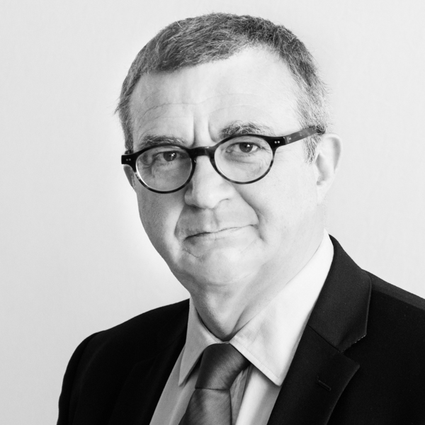 Portrait photo professionnel de secrétaire général, directeur financier, en noir et blanc