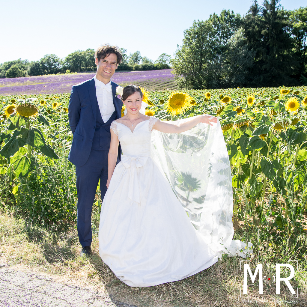 Portrait des mariés dans champ de tournesol et lavande en Provence