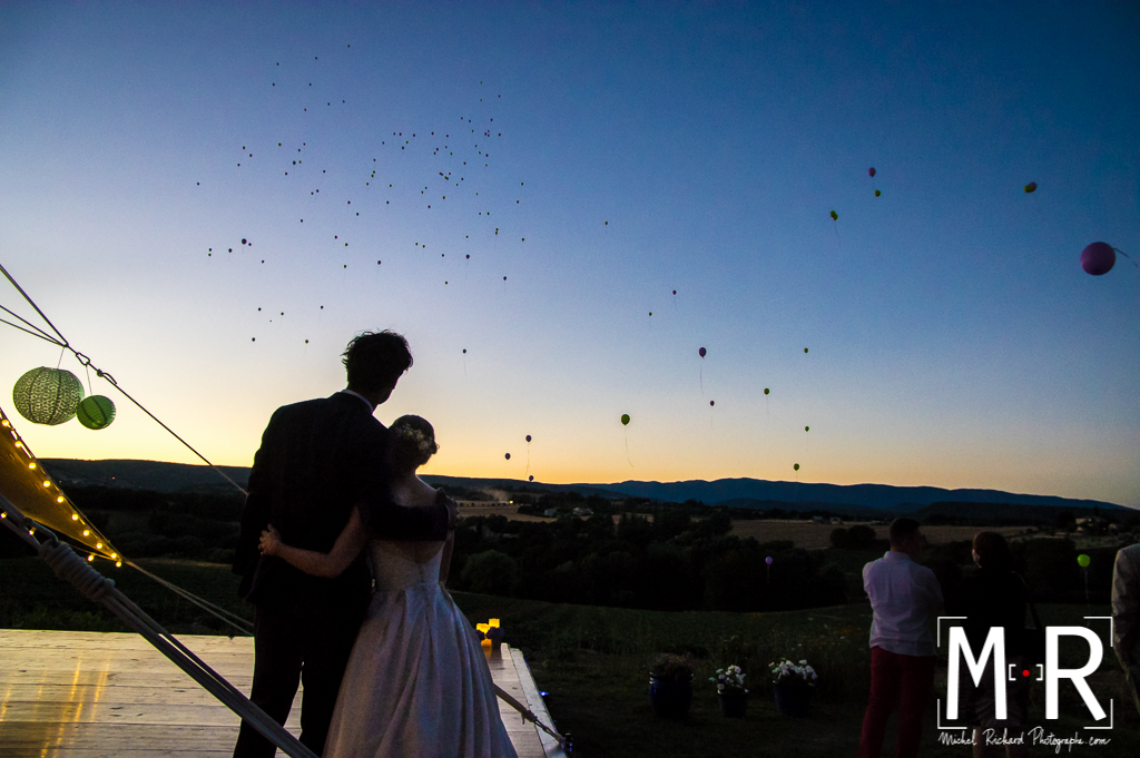 couple mariage en contrejour au crépuscule à l'heure bleue - lâcher de ballons