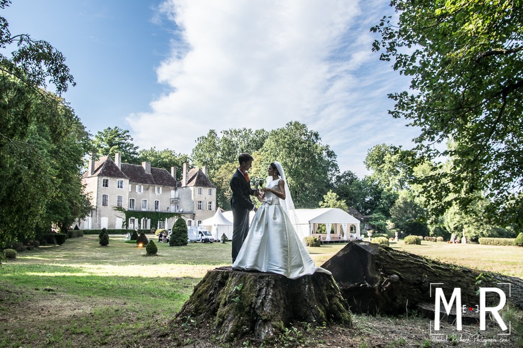 portrait des mariés - sur piédestal devant le chateau