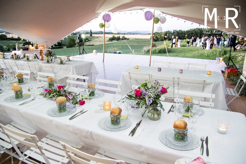 tente et table de mariage avec lampions en Provence