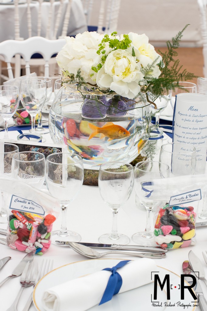 table de mariage avec aquarium et poisson et bonbons en déco