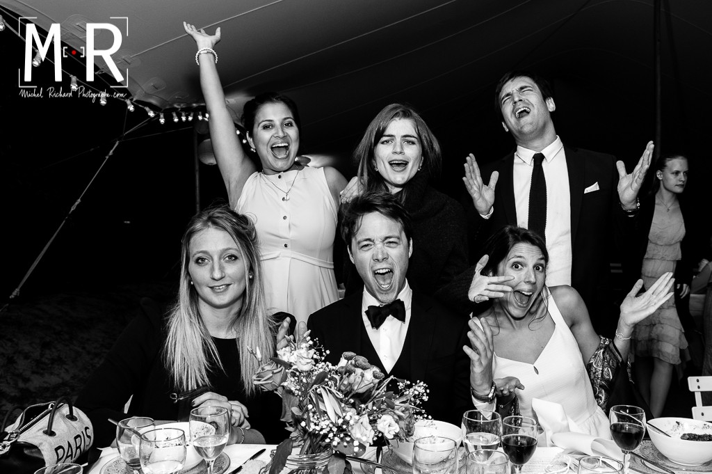 photo de table de mariage en noir et blanc et dans la joie