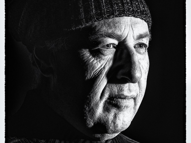 portrait d'homme au bonnet au visage buriné clair-obscur en noir et blanc - portrait au flash par le photographe de portrait à Paris Michel Richard