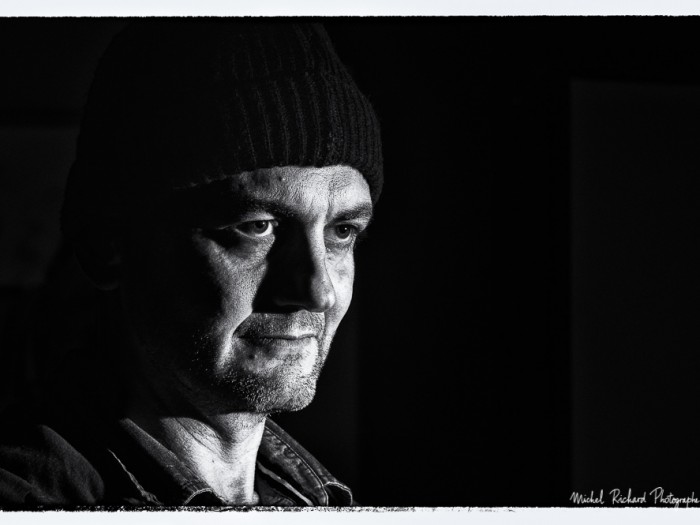 portrait d'homme au visage clair-obscur en noir et blanc flash- par le photographe de portrait à Paris Michel Richard