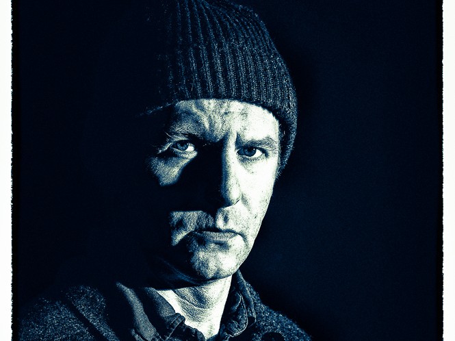 portrait d'homme au bonnet au visage buriné en clair-obscur- par le photographe de portrait à Paris Michel Richard