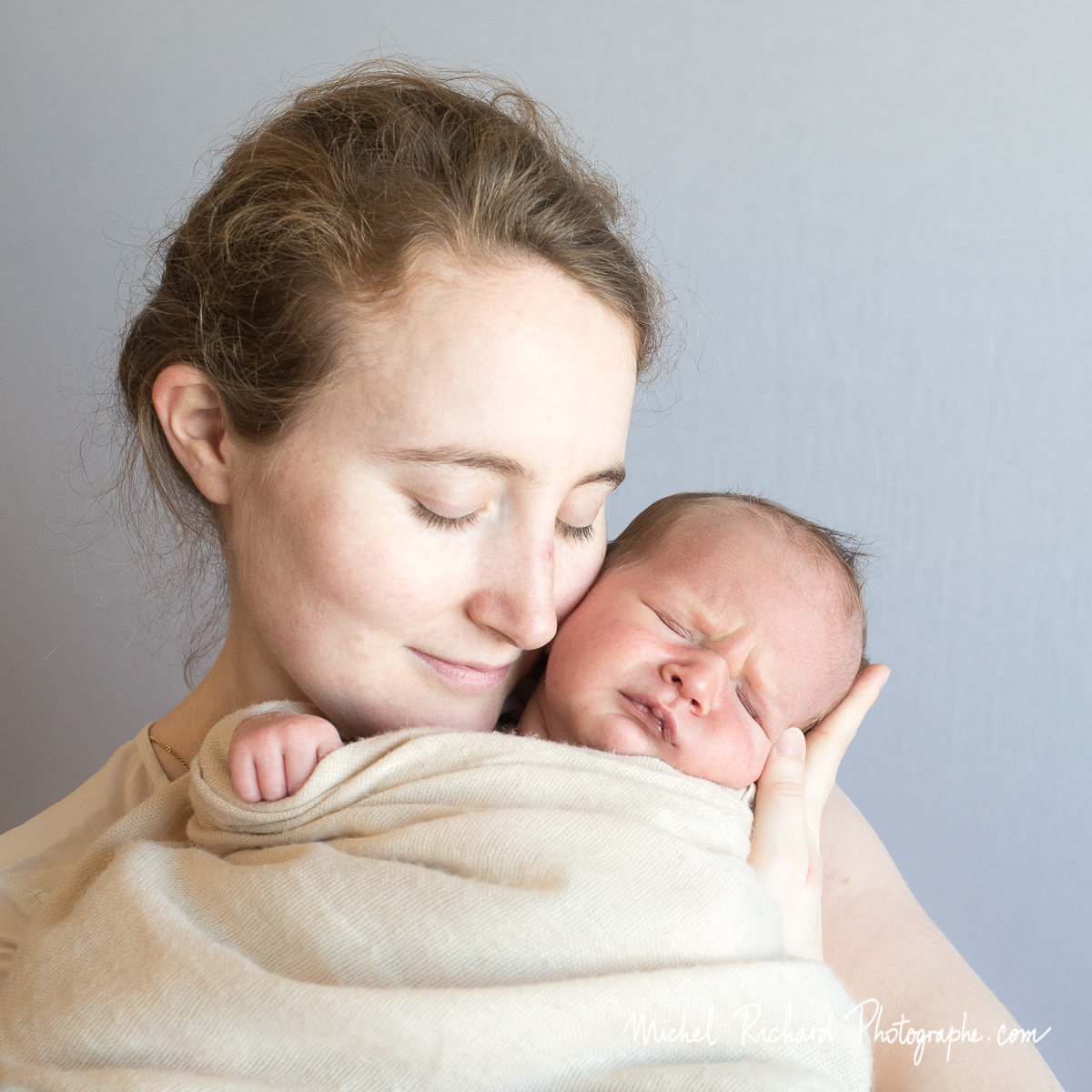 tendresse de Maman avec bébé nouveau-né dans ses bras, les yeux fermés