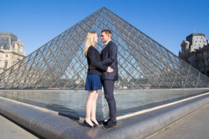 image graphique avec couple d'amoureux devant la pyramide du louvres