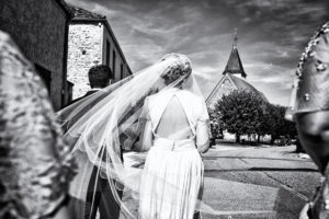 la mariée marche vers l'église, au bras de son père - Paris-Yveline-Oise-Essonne